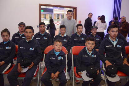 Richard Carapaz junto a los niños que conforman el primer grupo de su club de ciclismo,