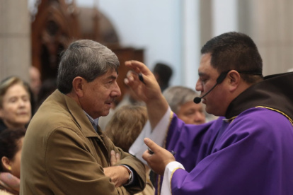 Fieles católicos quiteños acudieron a cumplir el ritual del Miércoles de Ceniza