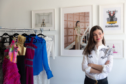 Asegura que tener su atelier en Madrid le permite un mayor crecimiento profesional.