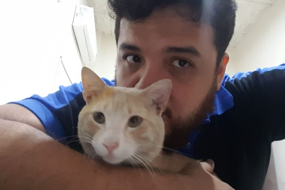 José Joaquín junto a su dueño Pablo, quien le cambió el nombre por el de Arthas.