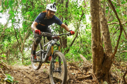 Un ciclista recorre el bosque protector Cerro Blanco
