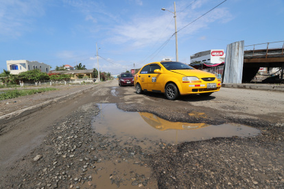 La lista de asuntos pendientes o por resolver en Salinas es extensa. Falta de agua potable en determinados sectores y la interrupción del servicio eventualmente durante los feriados es otra. Así como los cortes de luz eléctrica cuando la ciudad se llena de visitantes y calles internas con daños y otras sin asfaltar.