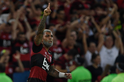 Gabriel Barbosa festeja el primer gol de Flamengo en la final de la Recopa Sudamericana.