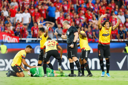 El golpe que Jorge Benítez le aplicó a Javier Burrai le provocó una doble fractura del tabique.