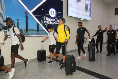 Los jugadores de Barcelona tras su arribo a Guayaquil.