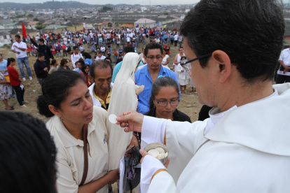 Los líderes religioso sugieren que, por ejemplo, la hostia se entregue a los fieles en la mano.