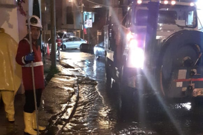 La basura que provocó la acumulación de agua en Las Cumbres.