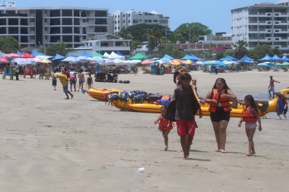 En esta época es usual ver a turistas llegar al cantón Salinas. Febrero es considerada como temporada alta.