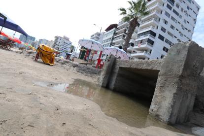 El sumidero que libera el agua del sistema de alcantarillado pluvial directo al mar de Salinas.