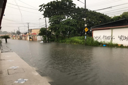Así amaneció el sector de Samanes debido al torrencial aguacero.