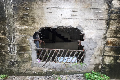 Hecho. De esa magnitud fue el hueco que tuvieron que hacer en la pared del camposanto para que el agua salga.