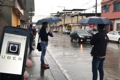 Usuarios del servicio de traslados Uber tienen que acceder a tarifas elevadas por la alta demanda.