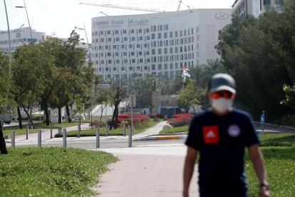 Un elemento de seguridad permanece en las afueras del hotel Crowne Plaza en Yas Island, Abu Dhabi, donde permanecen encerrados por seguridad ciclistas y miembros del cuerpo técnico del Tour de los Emiratos Árabes.