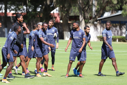 Entrenamiento de Liga deportiva Universitaria de Quito donde la novedad fue la presencia de Billy Arce, jugadores como Junior Zonorza, Antonio Valencia, Aguirre, Quinteros y Gabbarini, le dan la bienvenida

 Quito 14 de Enero de 2020 Agencia(ag-extra ag-expreso-ag-quito)