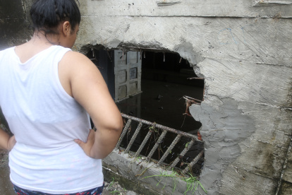 Los moradores rompieron parte de la pared para evitar inundaciones.