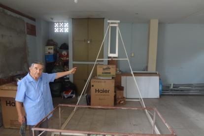 Labor. En un espacio de la iglesia Cristo del Consuelo se elabora la estructura que llevará a la imagen religiosa.