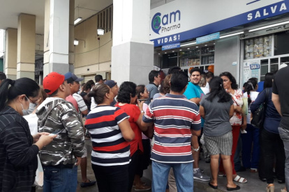 Decenas de personas llenaron las farmacias porteñas en busca de mascarillas.