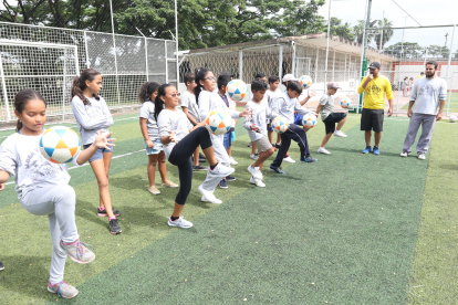 La medida se adopta con el fin de proteger a los niños y jóvenes. Los cursos vacacionales y competencias masivas han sido suspendidas.