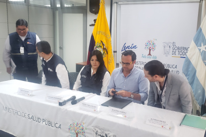La ministra de Salud junto al gobernador del Guayas, Pedro Pablo Duart, y otras autoridades de salud.