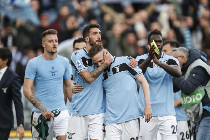 Felipe Caicedo (d) celebra el triunfo del Lazio ante el Bolonia.