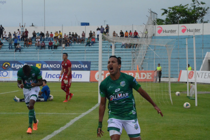 Bryan Rodríguez celebra el tanto de Orense ante Guayaquil City.