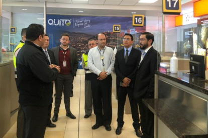 Ejecutivos del Ministerio de Transporte y Obras Públicas, del Ministerio de Gobierno, de Aviación Civil, de la empresa Quiport verificaron los controles al coronavirus en el Aeropuerto de Quito.