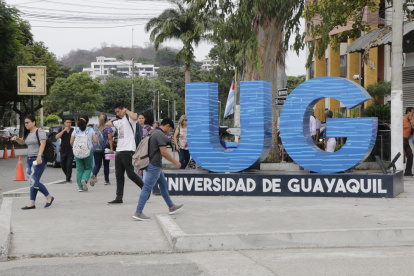 Los estudiantes de la Universidad de Guayaquil se encuentran rindiendo los exámenes parciales


PERIODISTA : MARTHA TORRES 



FECHA : 12/12/2019 



Agencia (ag-extra)