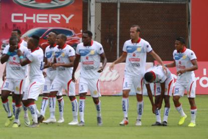 Los jugadores del Olmedo festejan tras marcar el segundo gol en el campo del Independiente del Valle.