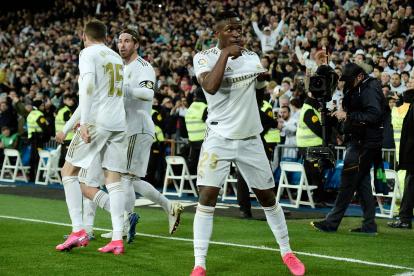 Vinicius, delantero brasileño del Madrid, celebra el primer gol ante el FC. Barcelona.