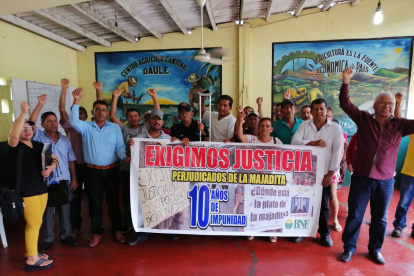 Plantón. Un grupo de perjudicados se reunió en Daule, para exigir a la justicia que ejecute la sentencia.