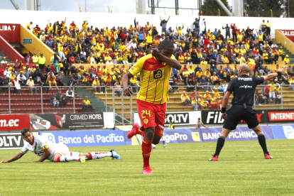 Edson Montaño festeja tras marcar el primer gol del Aucas.