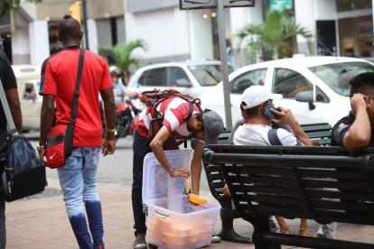 Los vendedores ambulantes cargan la comida en contenedores.