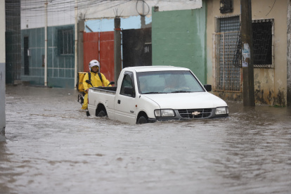 Acumulación de aguas en varias calles de Guayaquil por la época lluviosa.