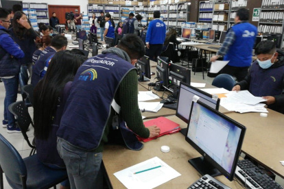 El CNE destinó a 54 verificadores para hacer la calificación de los formularios y las firmas.