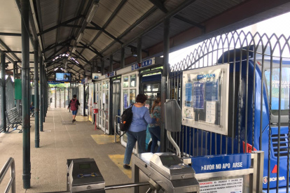 Las estaciones de la Metrovía lucieron con menor afluencia de personas.
