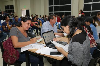 Cientos de padres de familia acuden desde ayer a las sedes educativos para solicitar el traslado de colegios de sus hijos.  En la Zona 8 son atendidos por 151 operadores.