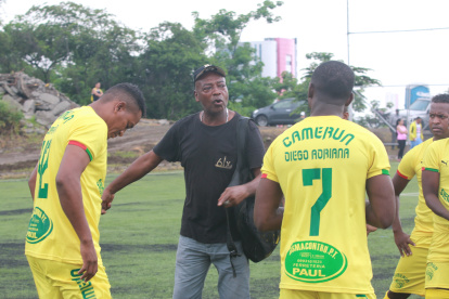 Tulio Quinteros, recordada figura de Barcelona y de la selección ecuatoriana, es el entrenador del equipo Junior.