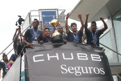Los jugadores de Independiente del Valle sub 20 durante el recorrido con la Copa Libertadores.
