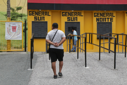 Pocos hinchas se acercaron a las boleterías del Monumental por las entradas.