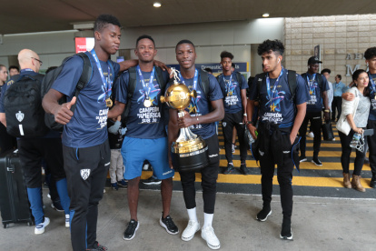 Los jugadores de Independiente del Valle con el trofeo.