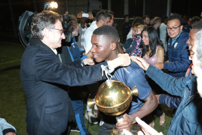 Michel Deller, dirigente de los Rayados, recibió a los chicos.