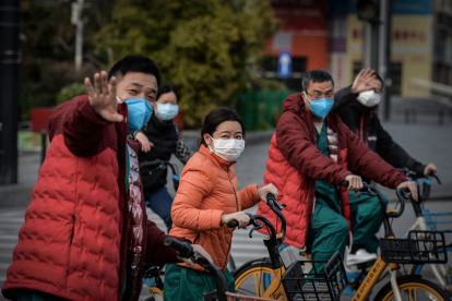 WUHAN. Un grupo de personas saluda a la distancia, con las manos. En el epicentro del coronavirus, se han desacostumbrado a la proximidad.
