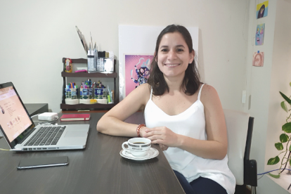 Daniela Santibañez tiene un máster en Diseño y Branding de la Escuela Superior Politécnica del Litoral y es la fundadora de Feliz Diseño.