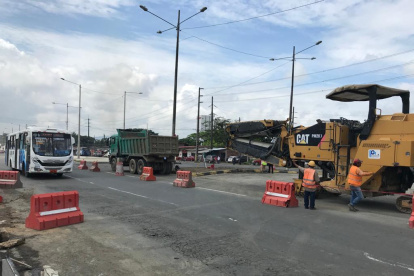 Reconstrucción de un tramo de la vía con hormigón.