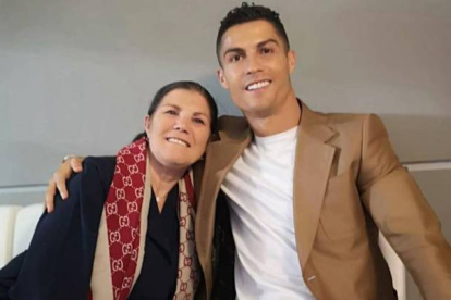 Imagen referencial. Cristiano Ronaldo junto a su madre, Dolores Aveiro.