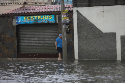 Varias zonas de Guayaquil quedaron inundadas tras las fuertes lluvias.