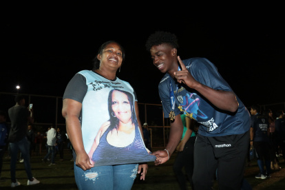 Jugador de Independiente sub-20 William Pacho muestra una camiseta con la foto de su madre fallecida.