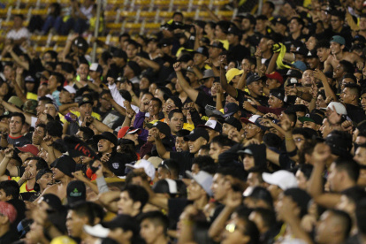 El constante roce al que está expuesto un hincha en el estadio incrementa el factor de riesgo.