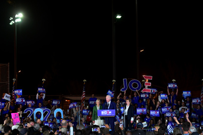 LOS ÁNGELES. El candidato Joe Biden festeja los resultados proyectados de una gran jornada electoral en el supermartes.