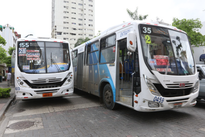 Los buses irrespetan sus carriles y los paraderos.